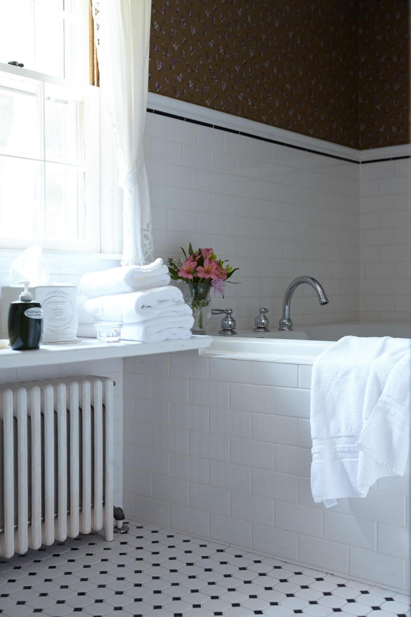Adair Country & Restaurant 4*