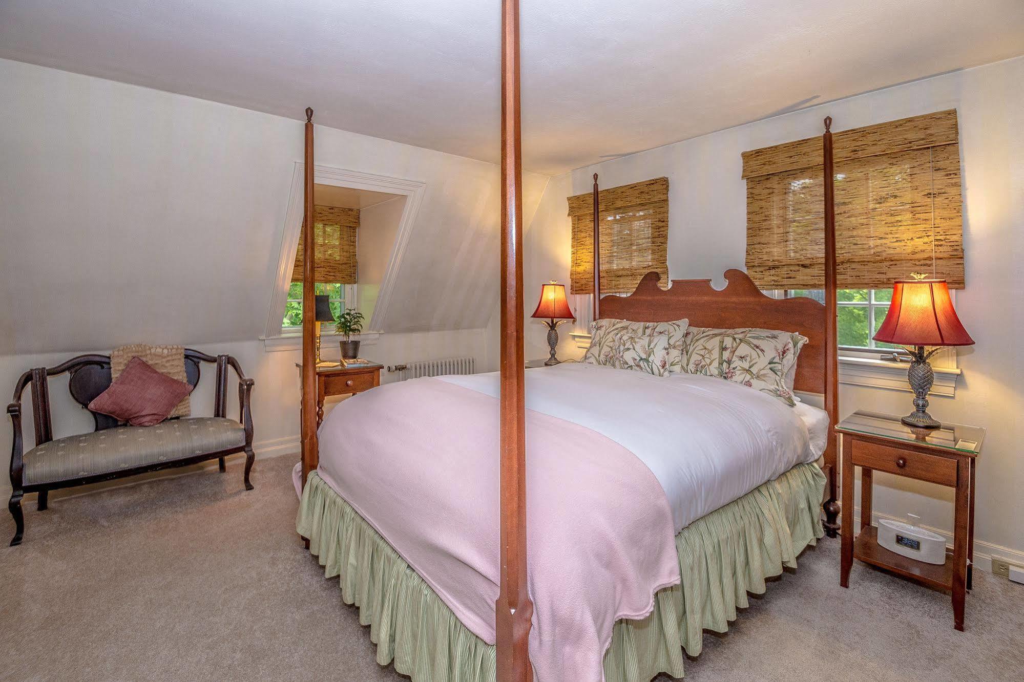 Adair Country & Restaurant 4*